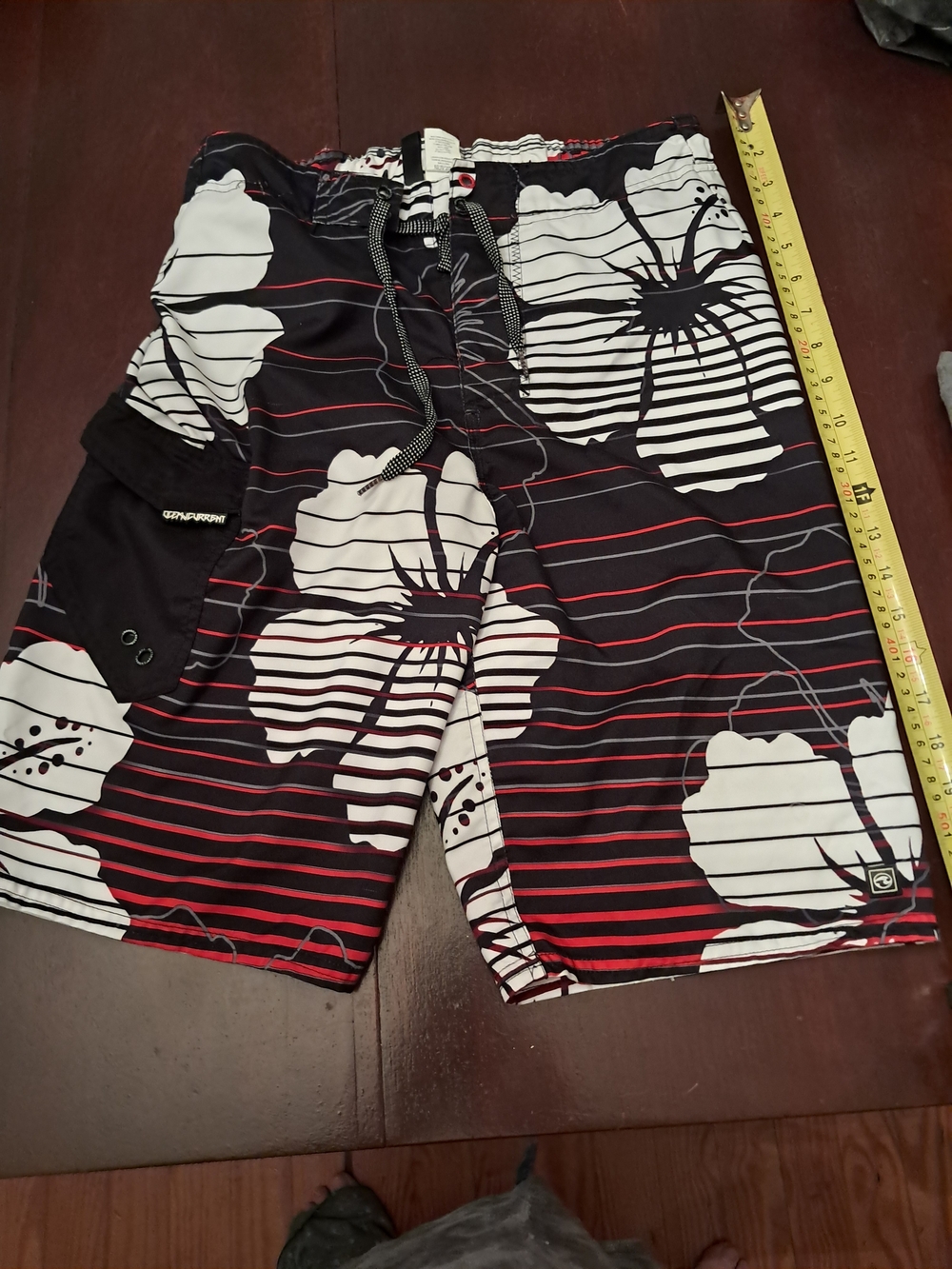 OceanCurrent Men's Black & Red Floral Swim Trunks